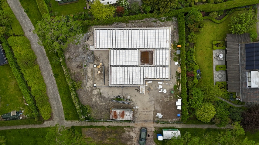 De bouw van een eigentijdse patio-bungalow is begonnen.