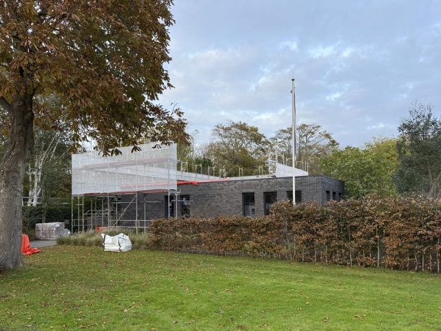 De steigers staan klaar rondom de optopping van een bungalow in Oostvoorne.