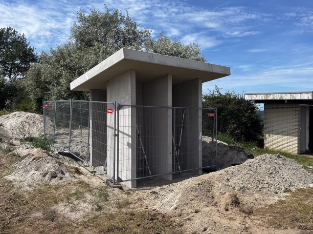 Vijf off-grid toiletgebouwen op de eilanden in het Grevelingenmeer