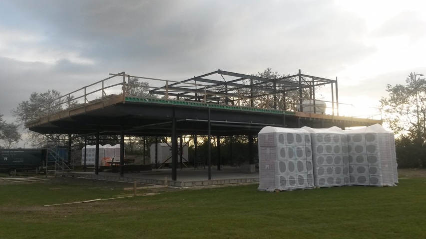 Staalconstructie voor het evenementenpaviljoen in Stellendam